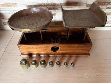 Bilancia antica a due piatti con pesi originali