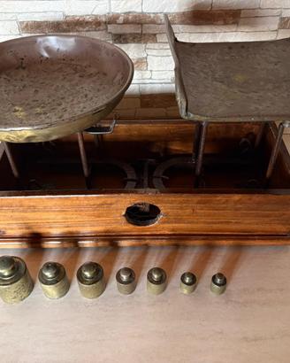 Bilancia antica a due piatti con pesi originali