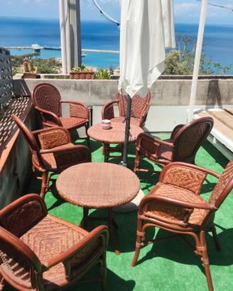  6 sedie e 2 tavolini Vimini. Giradino, esterno