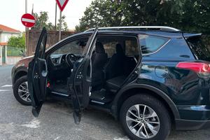 autovettura hybrida RAV4 Toyota
