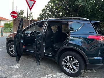 autovettura hybrida RAV4 Toyota