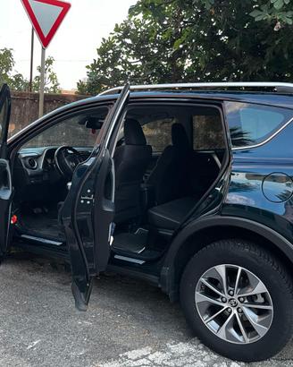 autovettura hybrida RAV4 Toyota