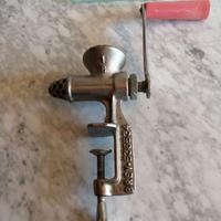 Tritacarne in ghisa a manovella, salsicce e salame