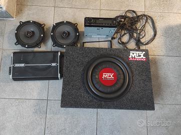 Subwoofer, amplificatore, casse, autoradio.