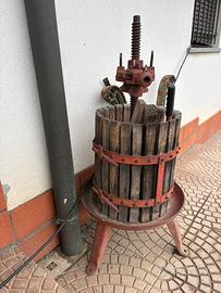 Torchio manuale vintage per uva  ferro / legno