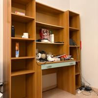 Scrivania con scaffali già smontata