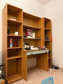 Scrivania con scaffali già smontata