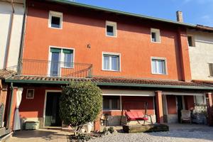 Casa in linea con scoperto di proprieta'