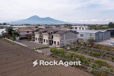 Rustico / Casale di 393 m² con 3 locali a Angri
