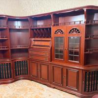 Mobile con vetrina e letto