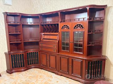 Mobile con vetrina e letto