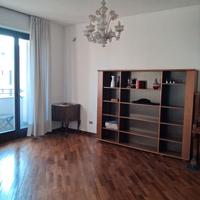 Libreria in noce e mobile bar