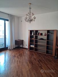 Libreria in noce e mobile bar