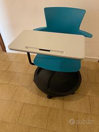 Sedia con scrittoio a rotelle