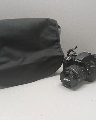 Nikon D3300 con obiettivo, solo 800 scatti 