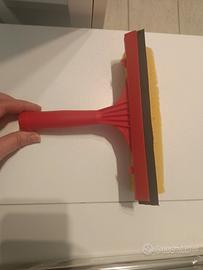 Attrezzo per pulire i vetri di casa o automobile