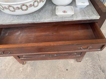 Vecchio mobile da bagno con brocca e catino