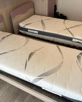 2 LETTI SINGOLI CON STRUTTURA E 1 CASSETTI