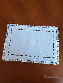 Raffinato centrino 25x35cm. Inserto e bordo a unci