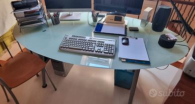 Scrivania IKEA con piano ovale in vetro temperato