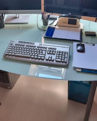 Scrivania IKEA con piano ovale in vetro temperato