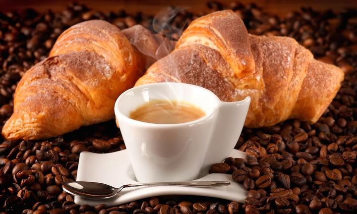 Bar con distesa esterna