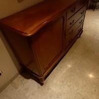 Comò a buffet vintage con dettagli eleganti