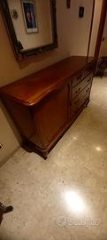 Comò a buffet vintage con dettagli eleganti
