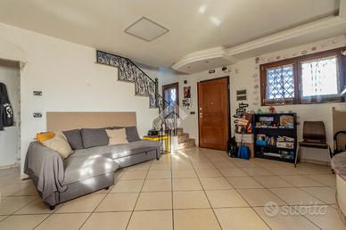 VILLA A SCHIERA A MONTE SAN PIETRO