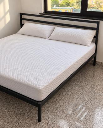 Letto matrimoniale con rete metallo e materasso