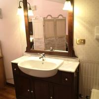 mobile bagno con marmo e specchio 