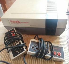 Console Nintendo NES con 2 controller + gioco