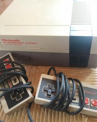 Console Nintendo NES con 2 controller + gioco