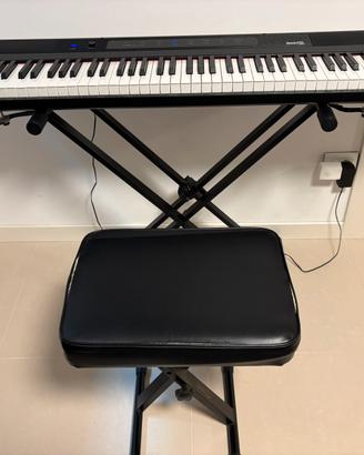 Tastiera, pianola con sgabello e supporto.