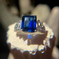 Anello d’argento a zaffiro blu