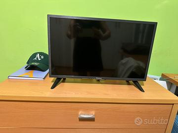 Televisore Strong con telecomando