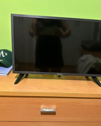 Televisore Strong con telecomando