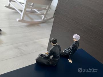 Due action figure di gojo e geto