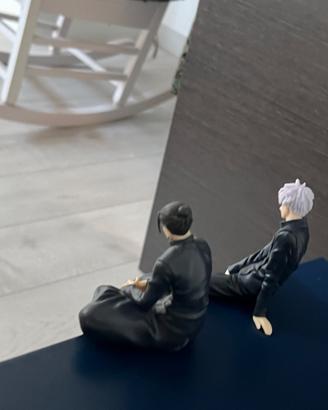 Due action figure di gojo e geto