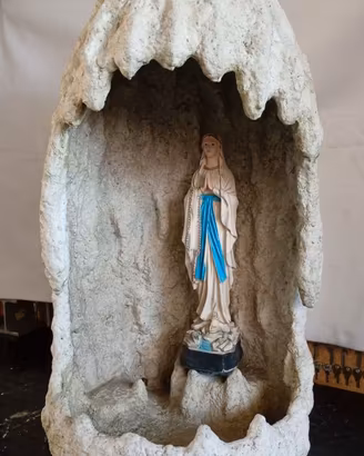 Grotta con Madonna di Lourdes