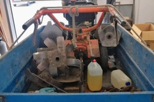 Moto zappa con attrezzature varie e carrello