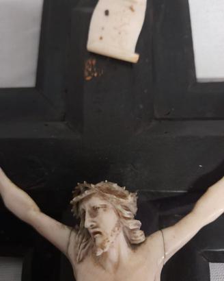 CRISTO IN AVORIO SU CROCE LIGNEA EBANIZZATA
