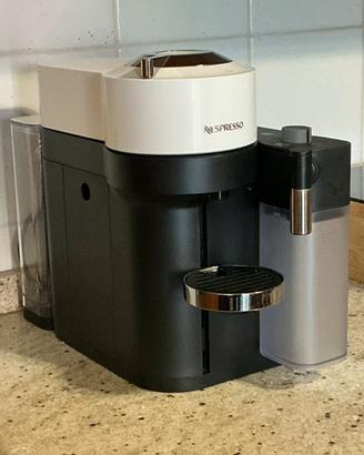Nespresso DeLonghi Vertuo Lattissima, bianca
