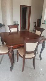 vetrina e tavolo allungabile con 4 sedie