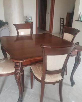 vetrina e tavolo allungabile con 4 sedie