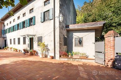 Attività / Licenza di 1030 m² con più di 5 locali 
