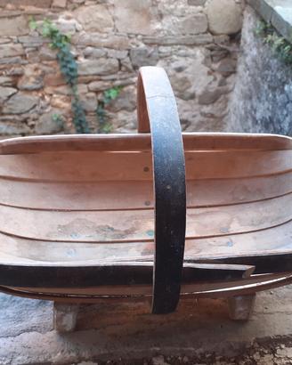 Antico cesto in legno