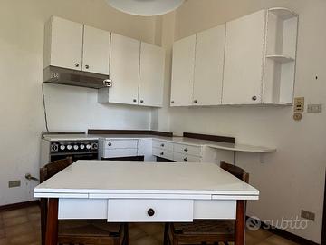 Mobili da cucina, pensili bianchi, tavolo