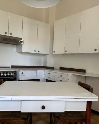 Mobili da cucina, pensili bianchi, tavolo