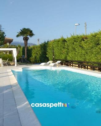 Villa di 388 m² con più di 5 locali e box auto a E